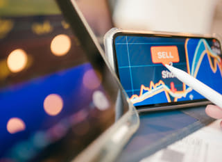 Handelaar die Bitcoin-, Ethereum- en forex-opties over meerdere markten analyseert